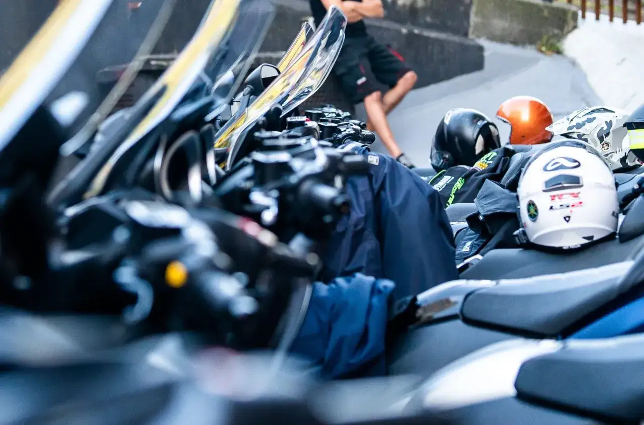 Varios cascos de moto, listos para la acci&oacute;n. Si te preguntas como limpiar casco de moto, aqu&iacute; tienes inspiraci&oacute;n.