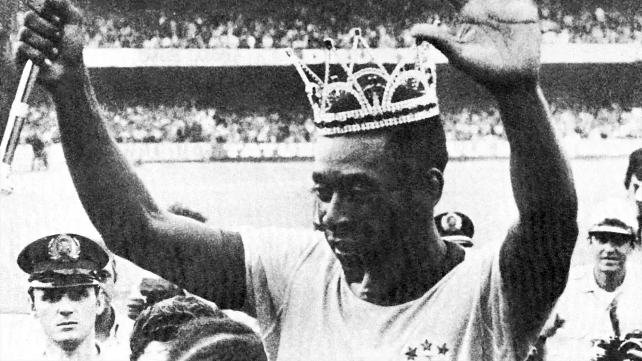 Pel&eacute; z trofeami piłkarskimi młody