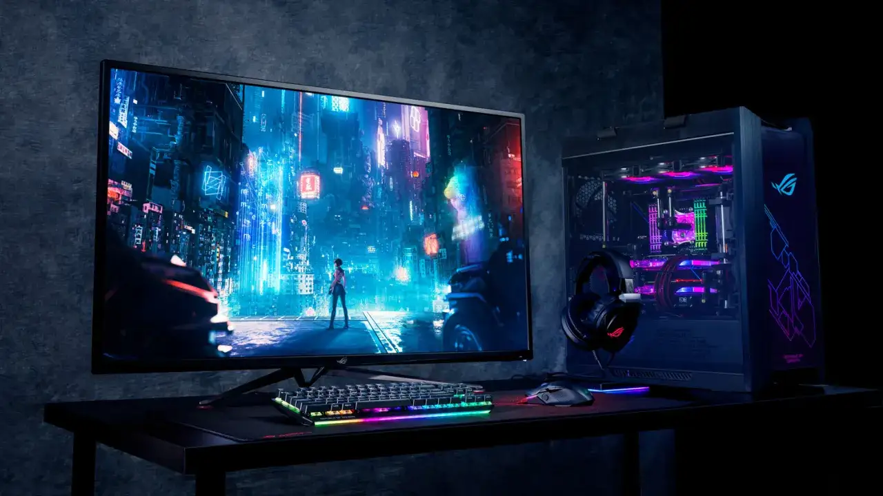 Gaming-Setup mit beleuchteter Tastatur, Maus und Kopfhörern. Der Monitor zeigt eine futuristische Stadt und unterstützt AMD FreeSync Premium für flüssiges Gameplay.