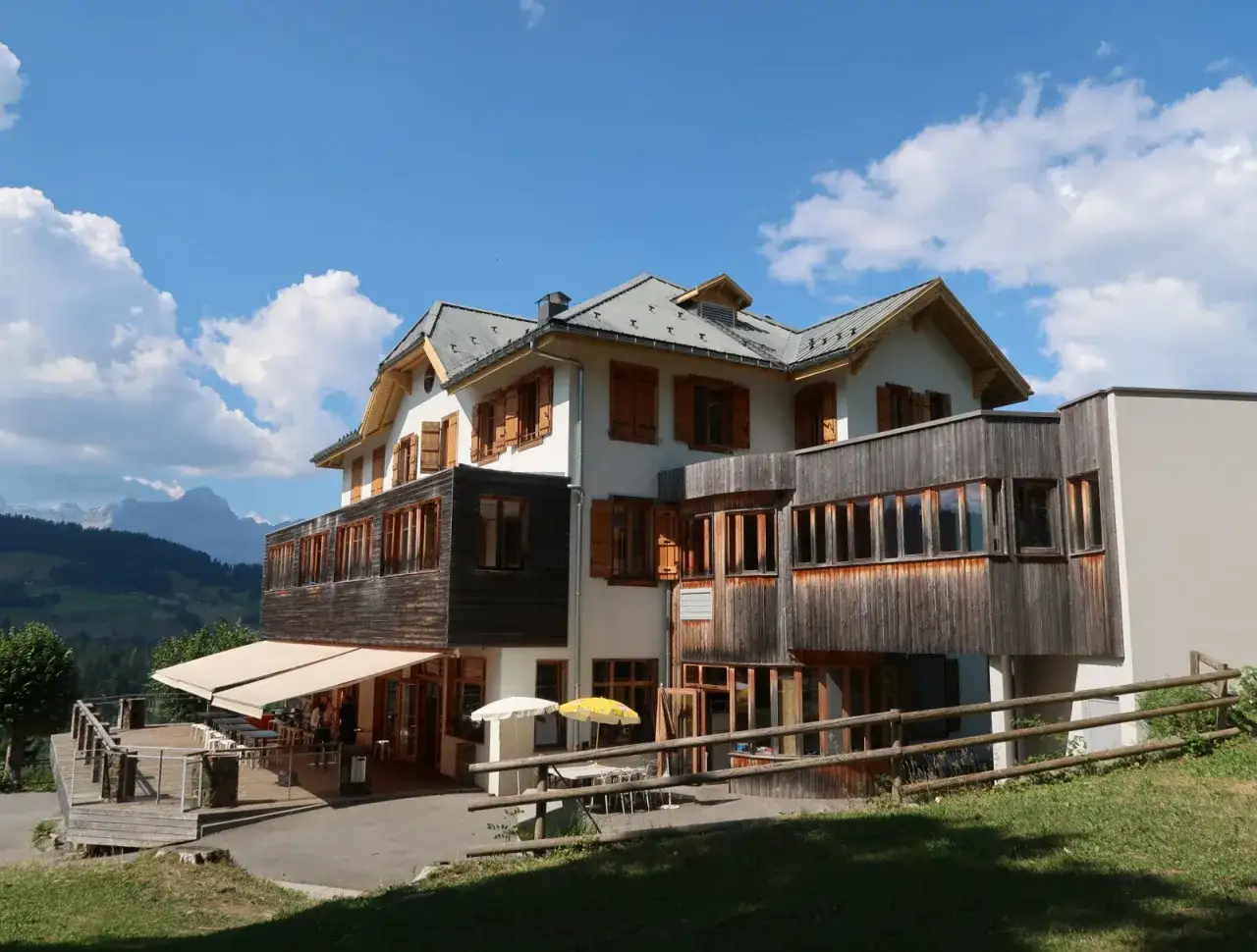 Bâtiment de colonie en Haute-Savoie, avec terrasse et vue sur les montagnes.