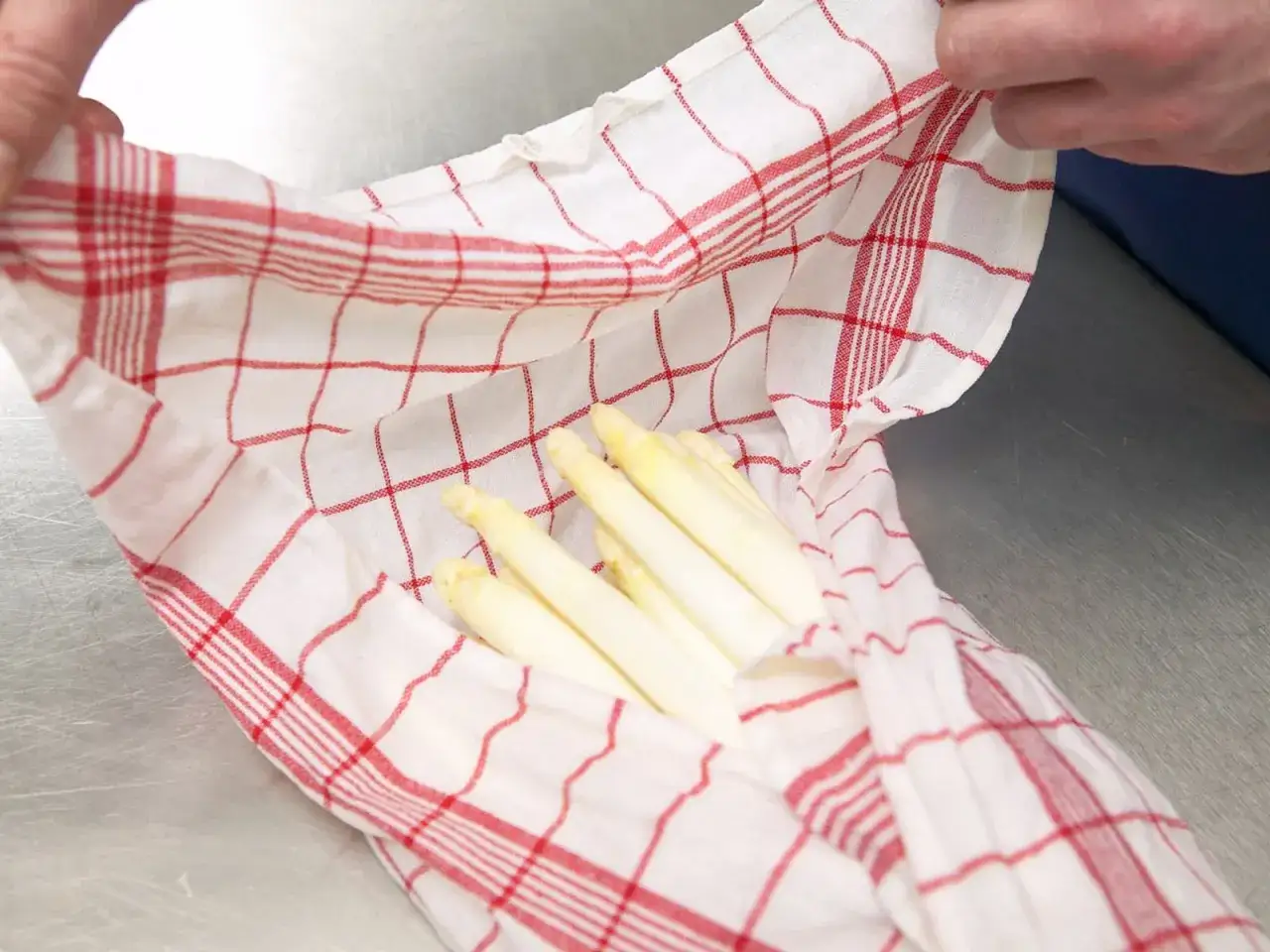 Gekochter Spargel in einem K&uuml;chentuch. Wie lange haltbar? K&uuml;hl und feucht lagern.