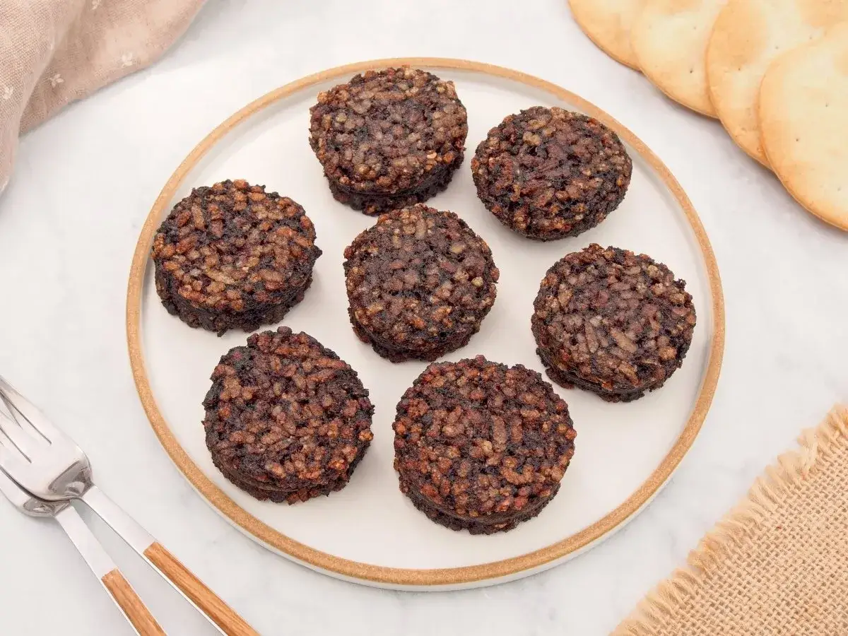 Ronda de morcilla de Burgos en plato blanco, lista para ser parte de deliciosas recetas.