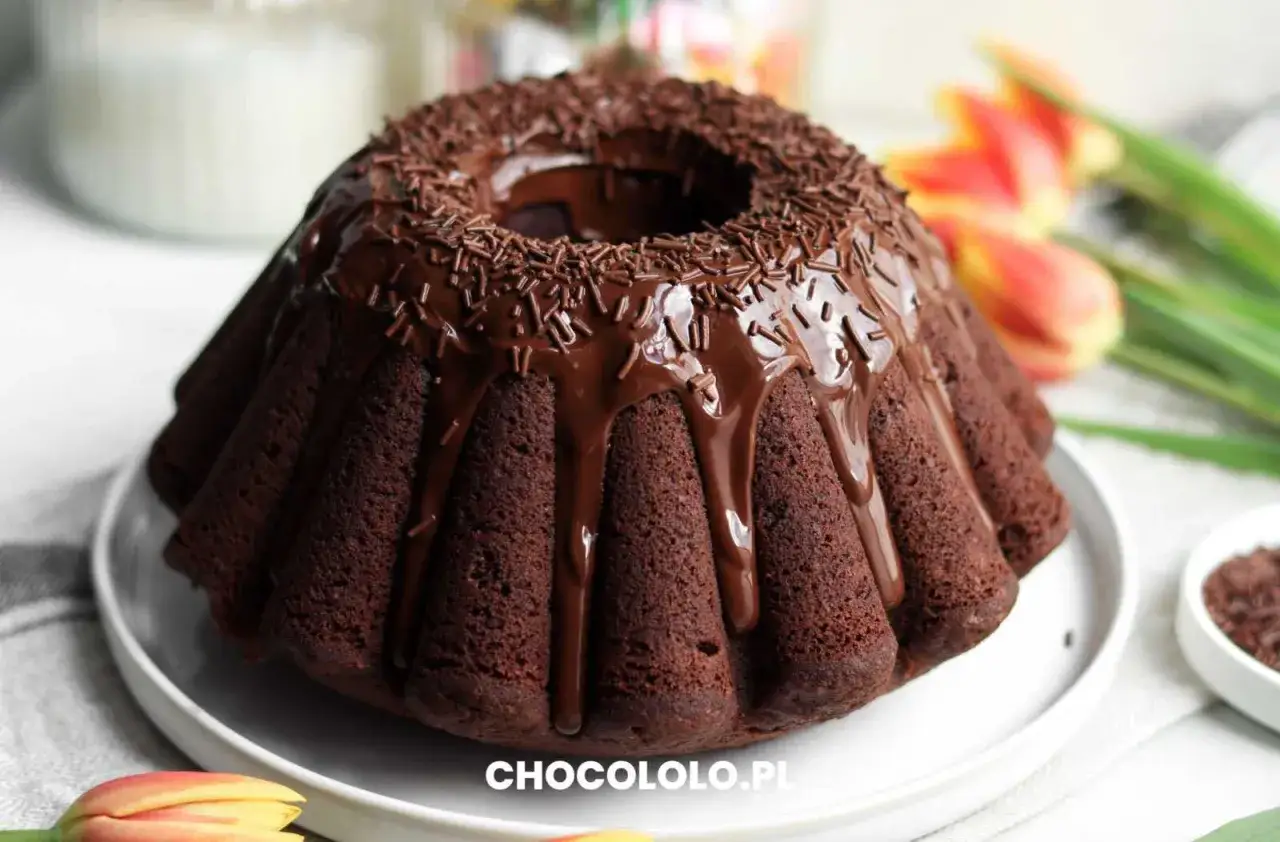 Pyszna babka z mascarpone i kakao, polana czekoladą i posypana wiórkami. Idealna na deser!