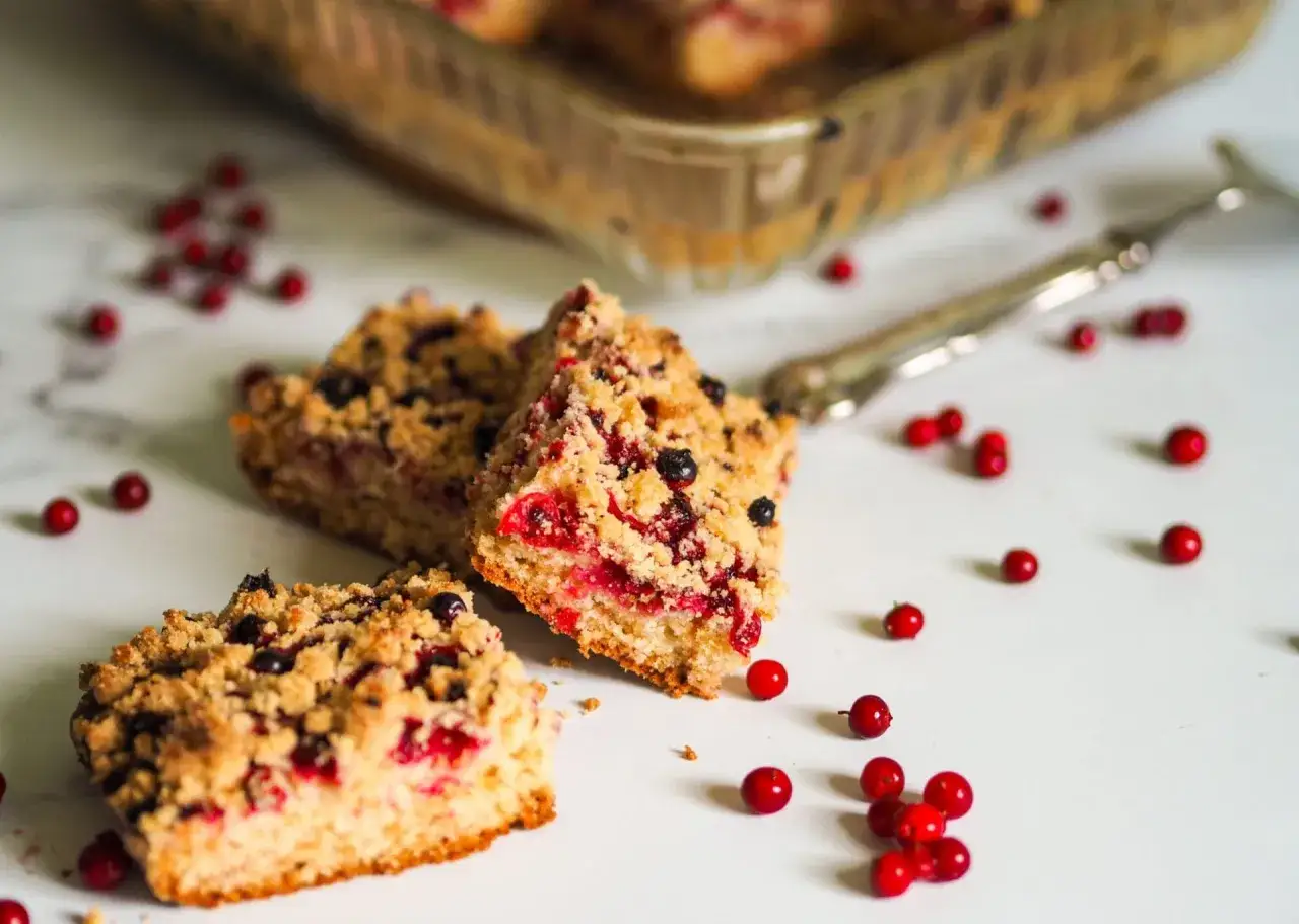 Saftig glutenfri lingonkaka med smuldeg och f&auml;rska lingon. En h&auml;rlig svensk klassiker!