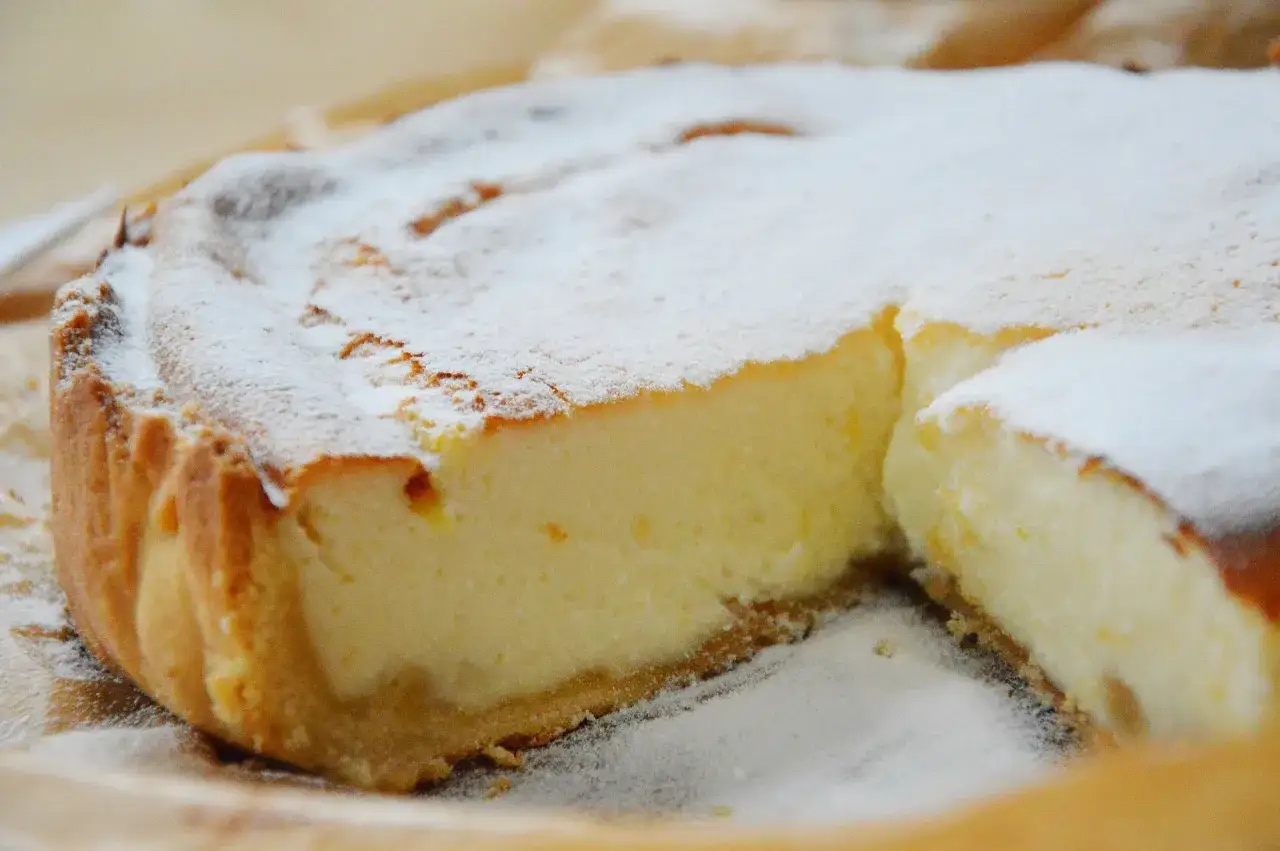 Puszysty sernik z mascarpone i twarogiem, posypany cukrem pudrem. Moje wypieki smakują wybornie!