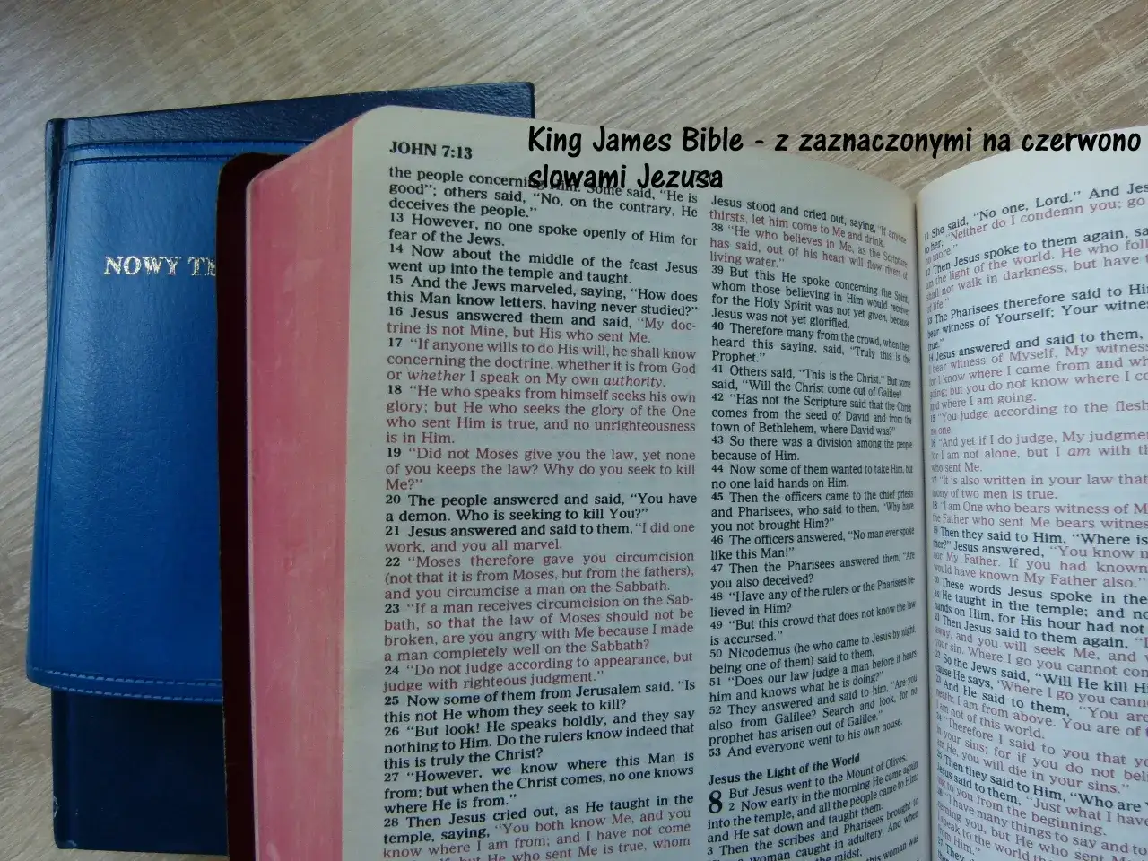 Otwarta Biblia z zaznaczonymi na czerwono cytatami Jezusa o kobietach.