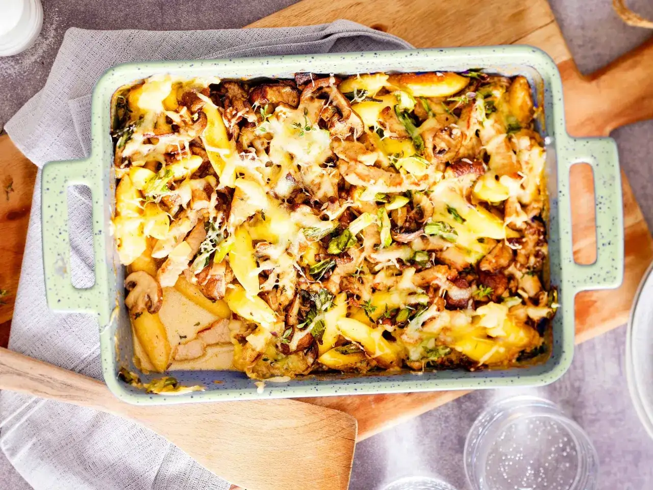 Herzhafter Auflauf mit Schupfnudeln, Pilzen und Fleisch, &uuml;berbacken mit K&auml;se. Perfekt zum Schupfnudeln einfrieren und sp&auml;ter genie&szlig;en.