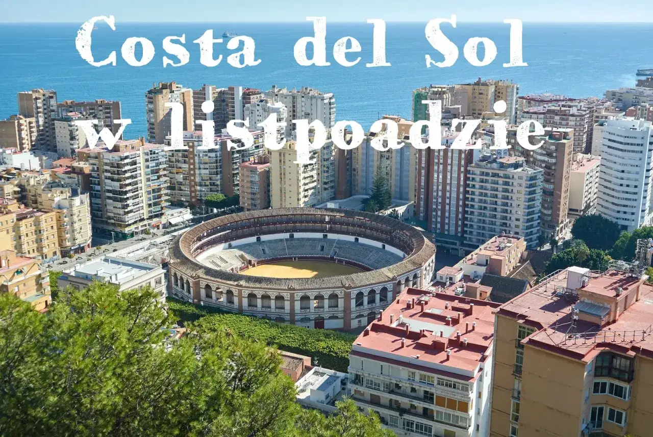 Widok na Malagę z areną i morzem. Piękna malaga pogoda listopad, słońce i błękitne niebo.