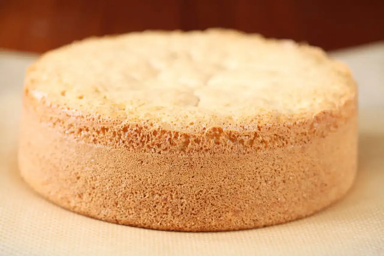 Un gâteau génoise doré, parfait pour toute recette. Sa texture aérienne promet un délice.