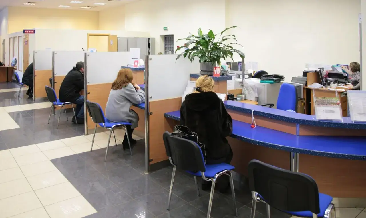 Klienci czekają na obsługę w banku PKO. Zastanawiasz się, ile zarabia doradca klienta w banku PKO?