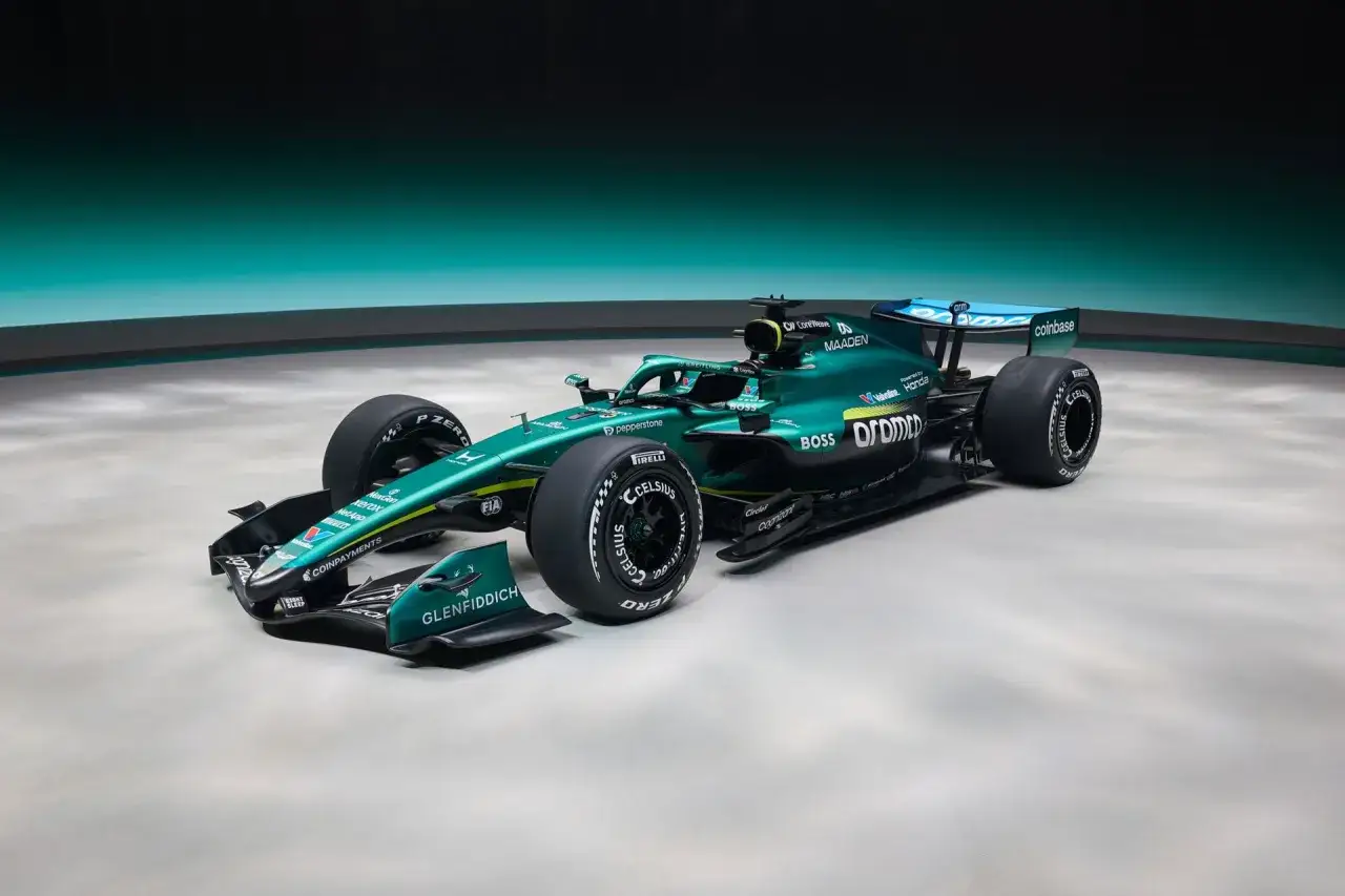Aston Martin de F&oacute;rmula 1, con motor Honda, en verde vibrante y negro, listo para la carrera.