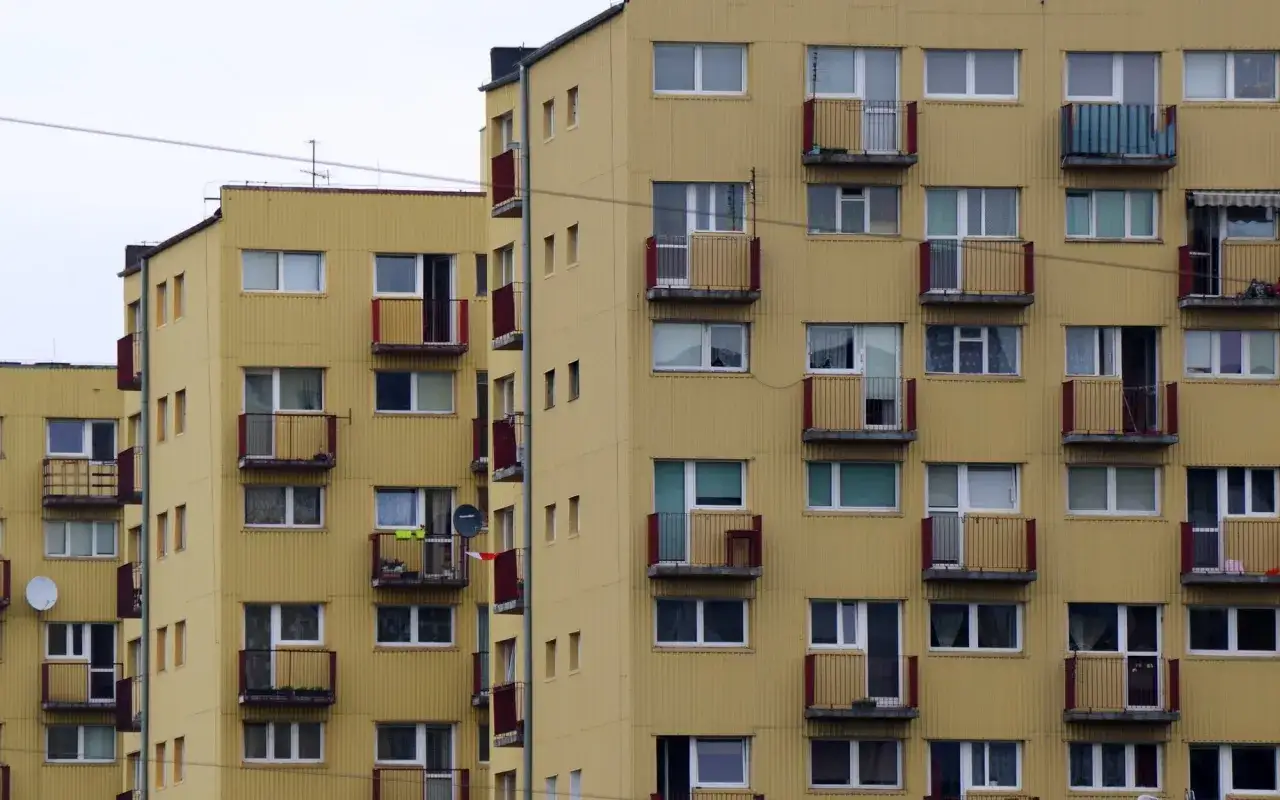 Żółte bloki mieszkalne z balkonami. Czy mieszkanie socjalne można wykupić? To pytanie nurtuje wielu lokatorów.