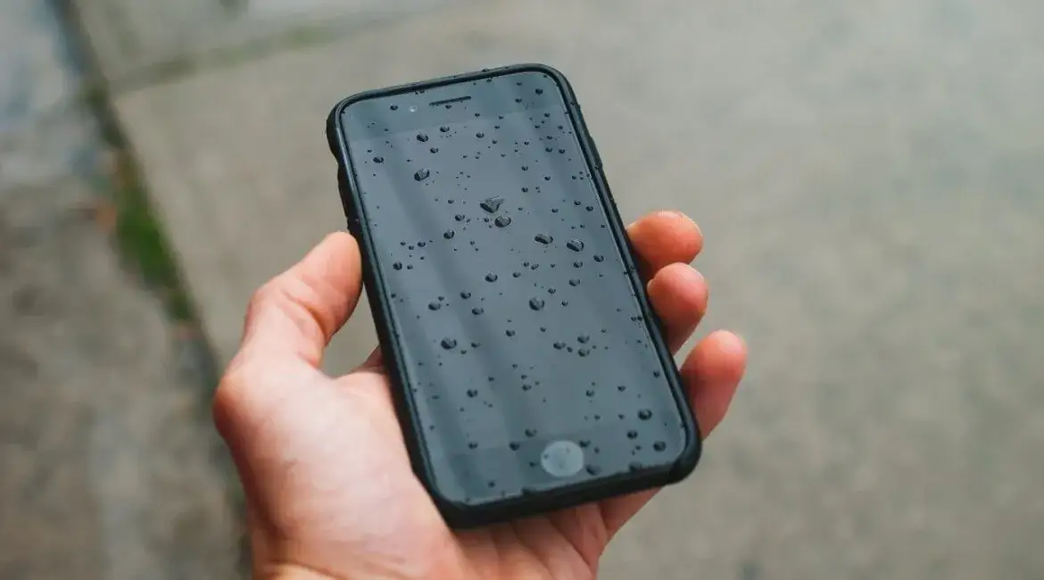 jak chronić telefon przed wilgocią
