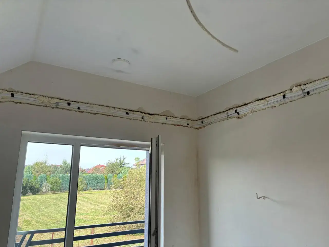 Instalacja klimatyzacji w trakcie. Widać rury i piankę montażową. Zastanawiasz się, ile kosztuje montaż klimatyzacji?