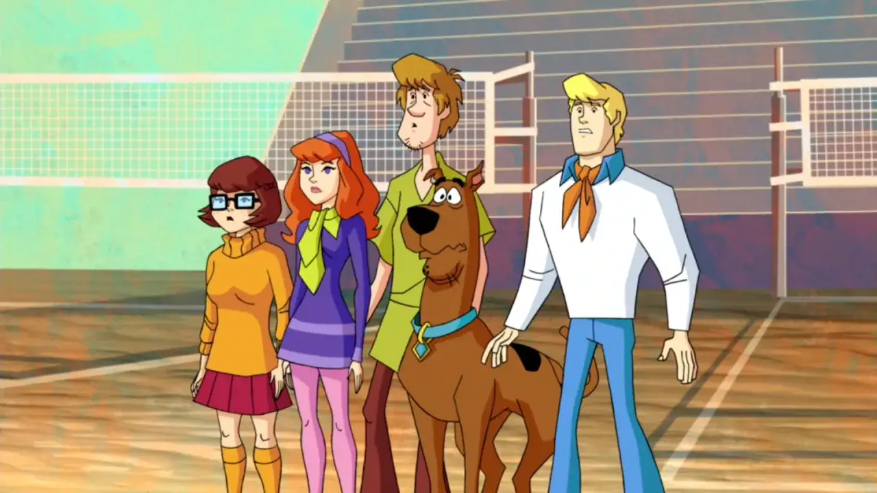 Gang Scooby-Doo na boisku do siatkówki, gotowi na kolejną zagadkę.