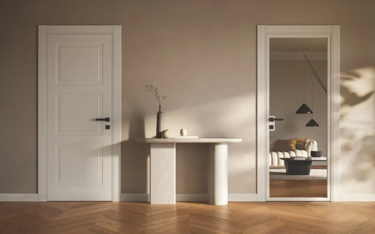 Ingresso con porta bianca, consolle in pietra e un accogliente soggiorno riflesso in una porta a specchio. Il caldo colore parquet crea un'atmosfera accogliente.
