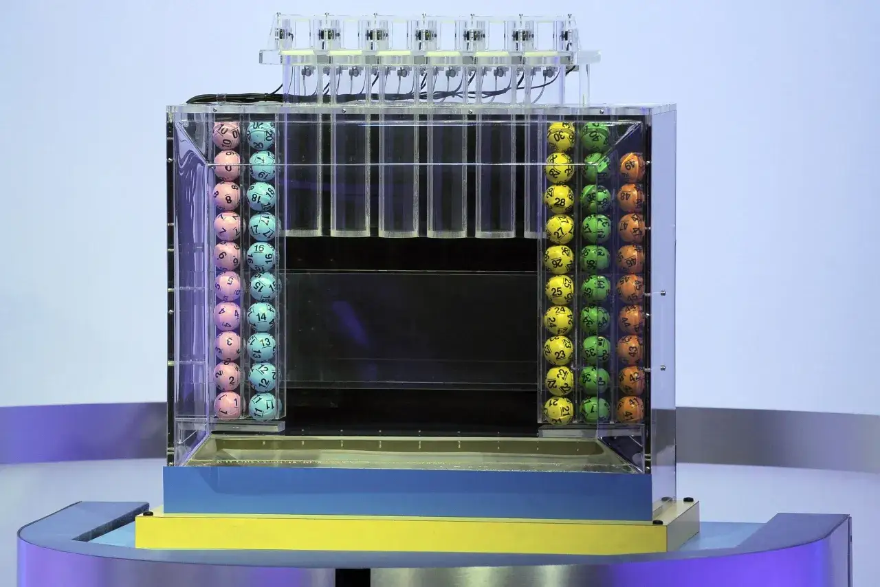 Maszyna losująca Eurojackpot. Prawda o algorytmach AI, które rzekomo przewidują wyniki, jest taka, że losowość jest nieprzewidywalna.