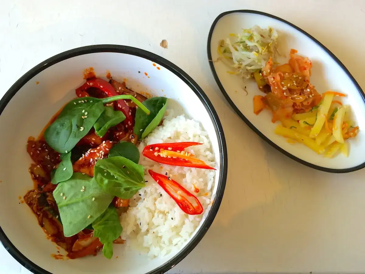 Leckeres Gericht mit Reis, Gem&uuml;se und Spinat, dazu Kimchi und Beilagen. Ein echter yamyam Berlin Genuss!