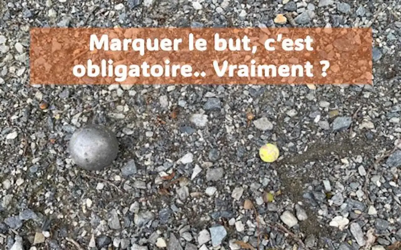 Une boule de p&eacute;tanque et un cochonnet sur un terrain caillouteux. Le texte interroge : pourquoi marquer le cochonnet &agrave; la p&eacute;tanque ?