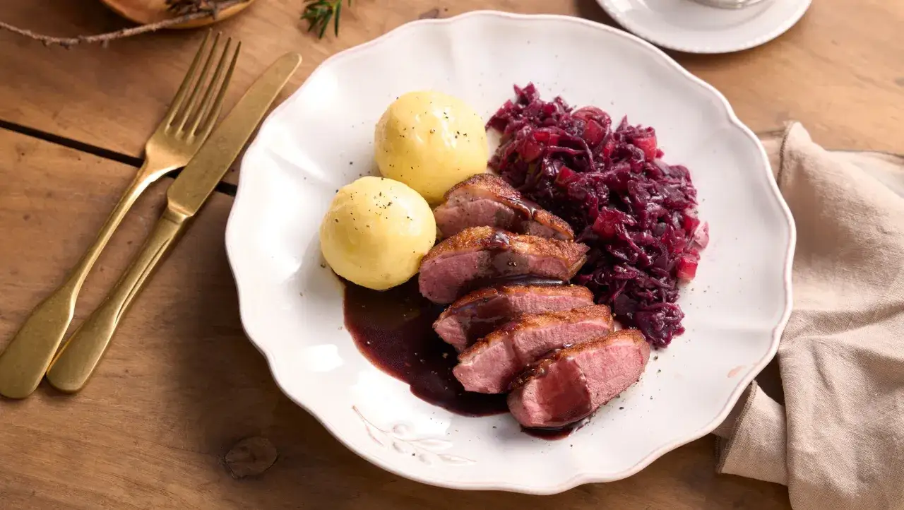 Gegrillte Entenbrust mit Kl&ouml;&szlig;en und Rotkohl, &uuml;bergossen mit einer k&ouml;stlichen Entensauce. Ein Festmahl, das nach einem einfachen Entensauce Rezept verlangt.