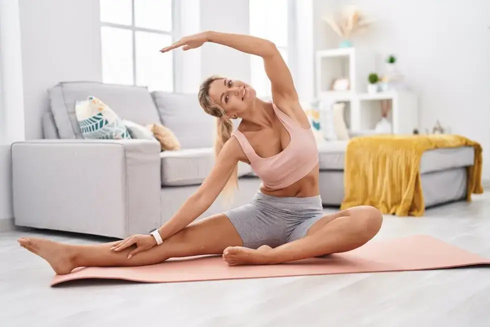 kobieta rozciągająca się po bieganiu joga pilates