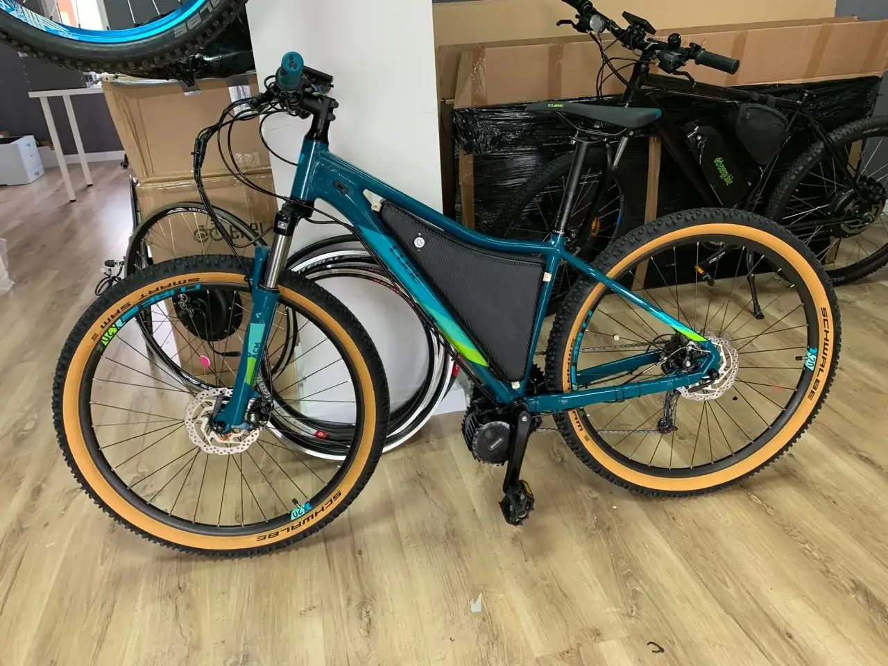 Turkusowy rower górski z napędem elektrycznym, koło elektryczne do roweru 26 cali z oponami Schwalbe Smart Sam.