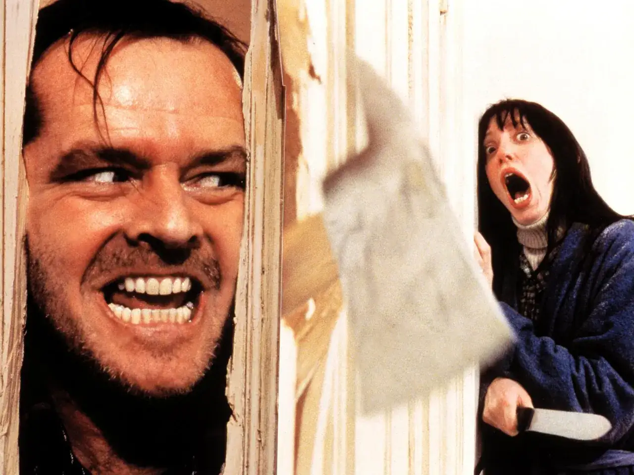 Jack Nicholson z siekierą przebija drzwi, przerażona Shelley Duvall z nożem w dłoni. Ikoniczna scena z filmu 