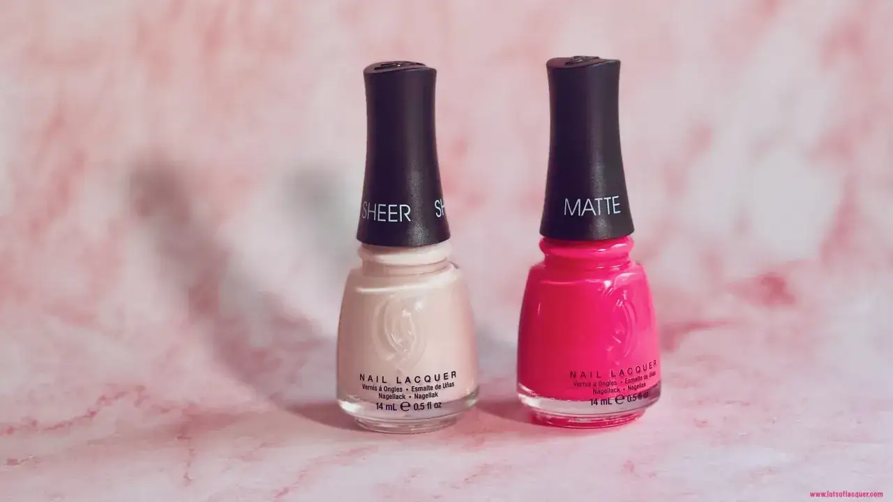 Tv&aring; flaskor nagellack fr&aring;n China Glaze, en ljusrosa och en knallrosa, st&aring;r p&aring; en rosa bakgrund.