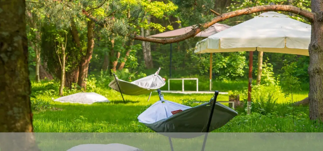 Relaks na majówkę w Polsce? Wypoczynek w hamakach wśród zieleni, pod parasolami. Idealne miejsce na odpoczynek.