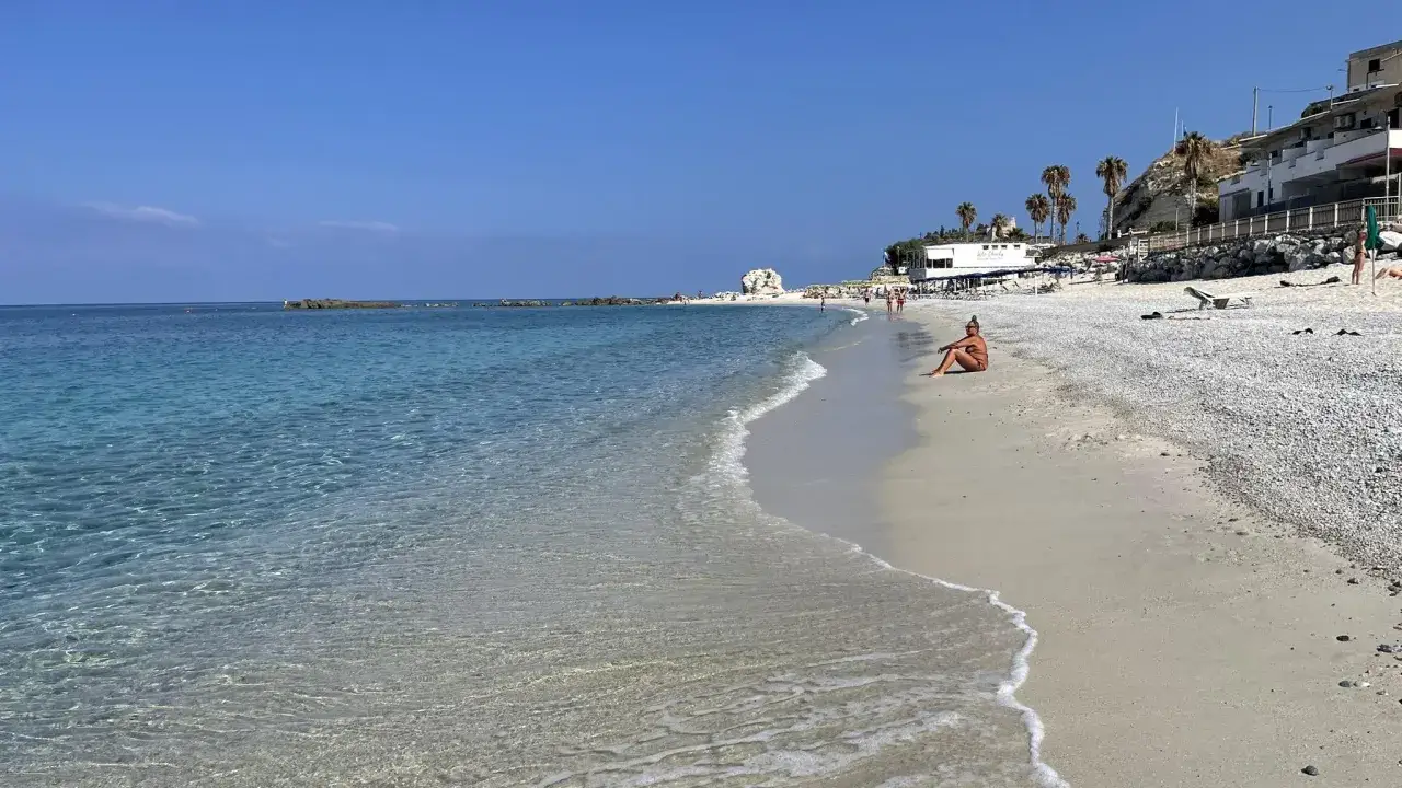 Idealne miejsce, gdzie na wakacje we wrześniu: piaszczysta plaża, turkusowa woda i słońce.