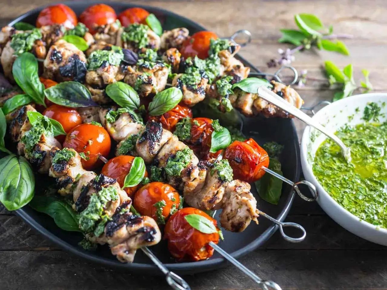 Brochettes de poulet grill&eacute; avec tomates cerises et sauce verte fra&icirc;che. La marinade brochette poulet est savoureuse et parfum&eacute;e.