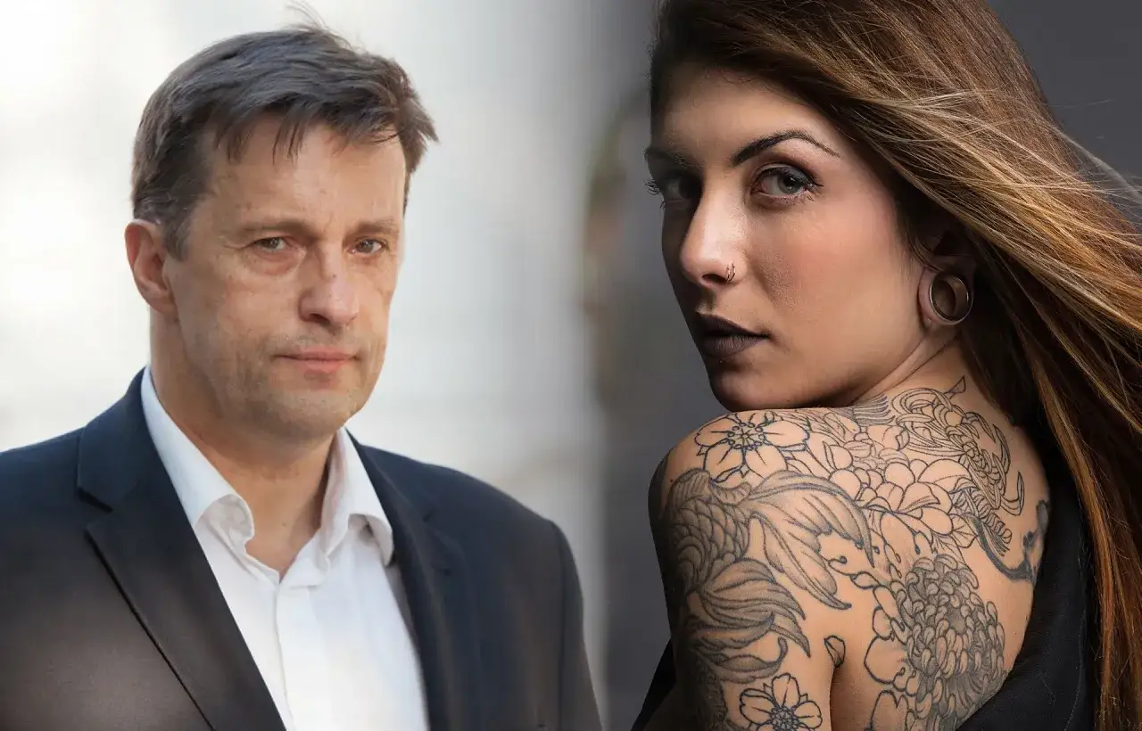 Witold Gadowski z żoną, artystką z tatuażami, patrzą w różne strony.