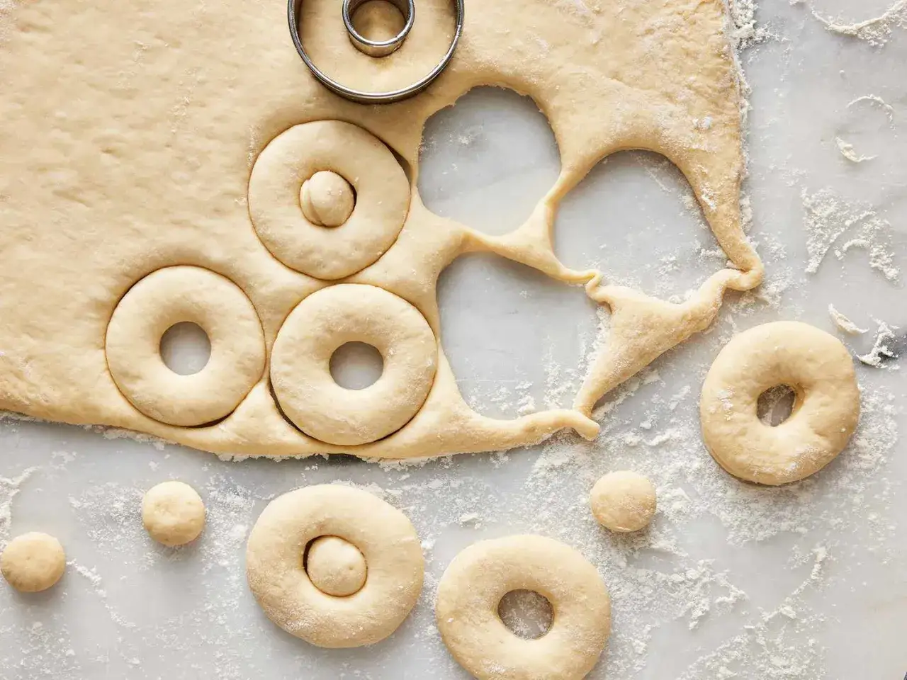 Masa de donuts recién cortada, lista para freír o para que se puedan congelar los donuts y disfrutar más tarde.
