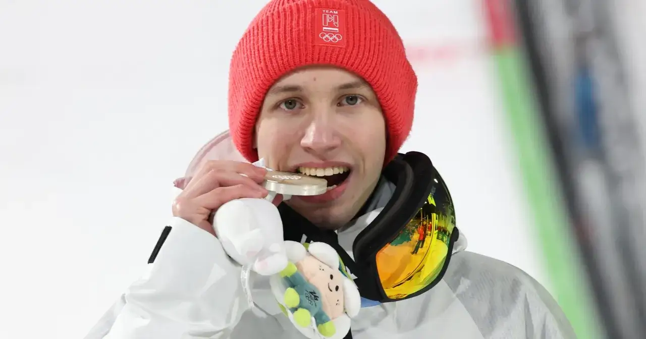 Kacper z medalem, dumny jak jego rodzice.