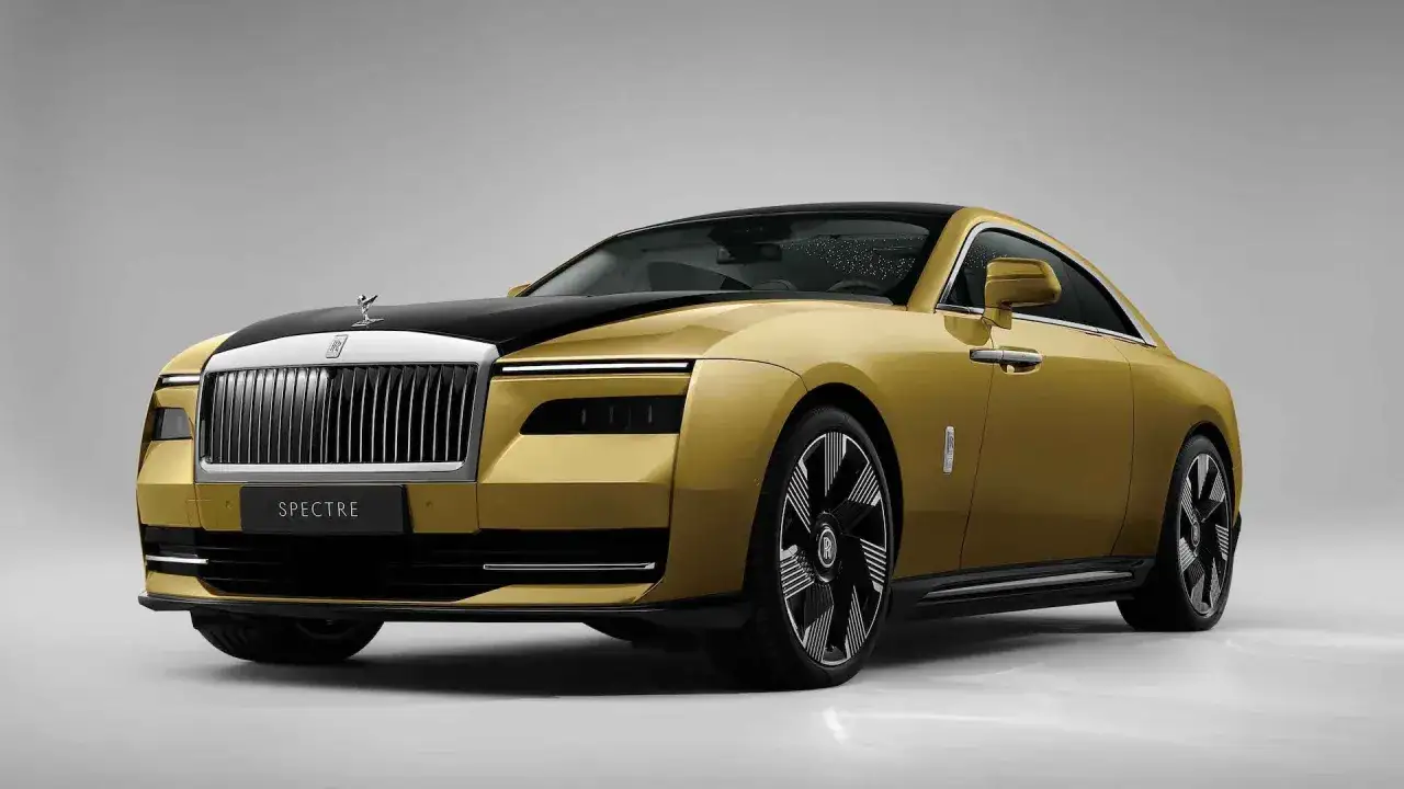 Złoty Rolls-Royce Spectre, pierwszy elektryczny model marki, prezentuje się majestatycznie.