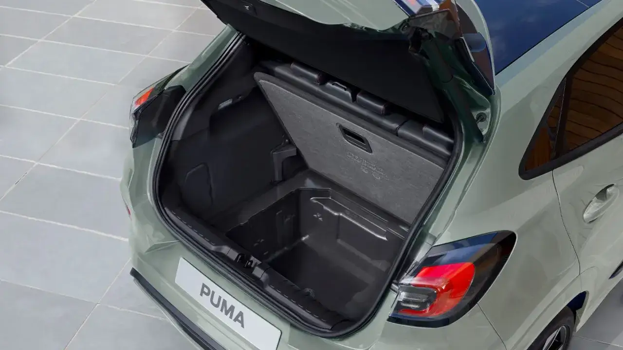 Der offene Kofferraum des Ford Puma zeigt einen tiefen Ladeboden mit praktischem Fach. Ein idealer Begleiter für den nächsten Ausflug.