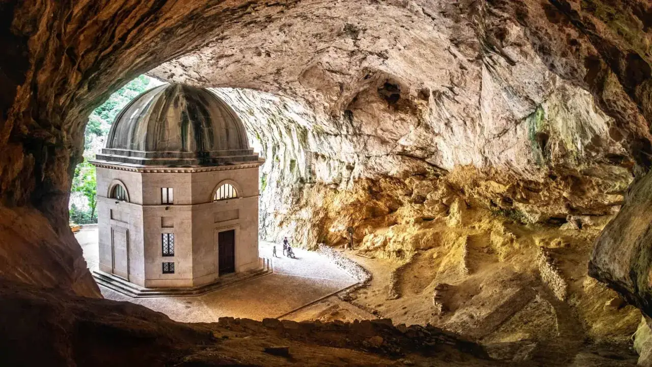 Edificio a cupola incastonato in una grotta, un luogo suggestivo tra le grotte da visitare.
