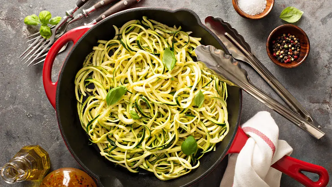 spaghetti z cukinii w misce