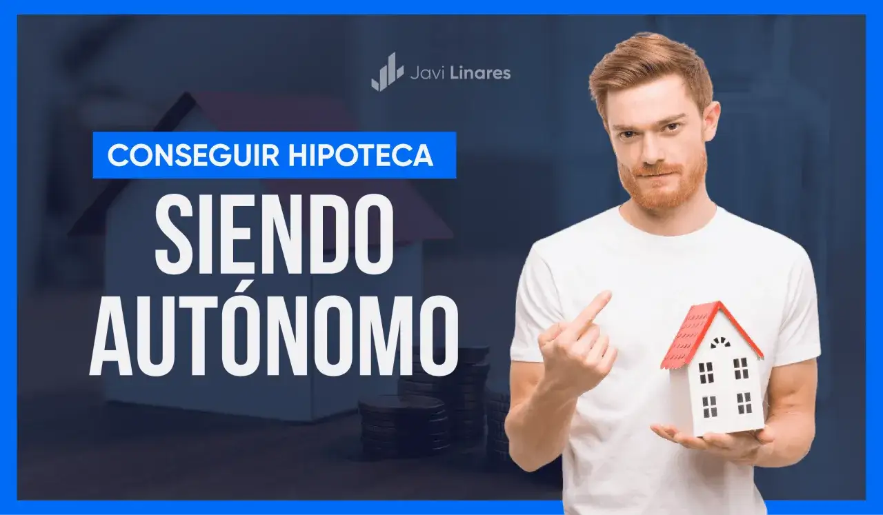 Hombre con casa de juguete y monedas, promocionando hipoteca sin nómina para autónomos.