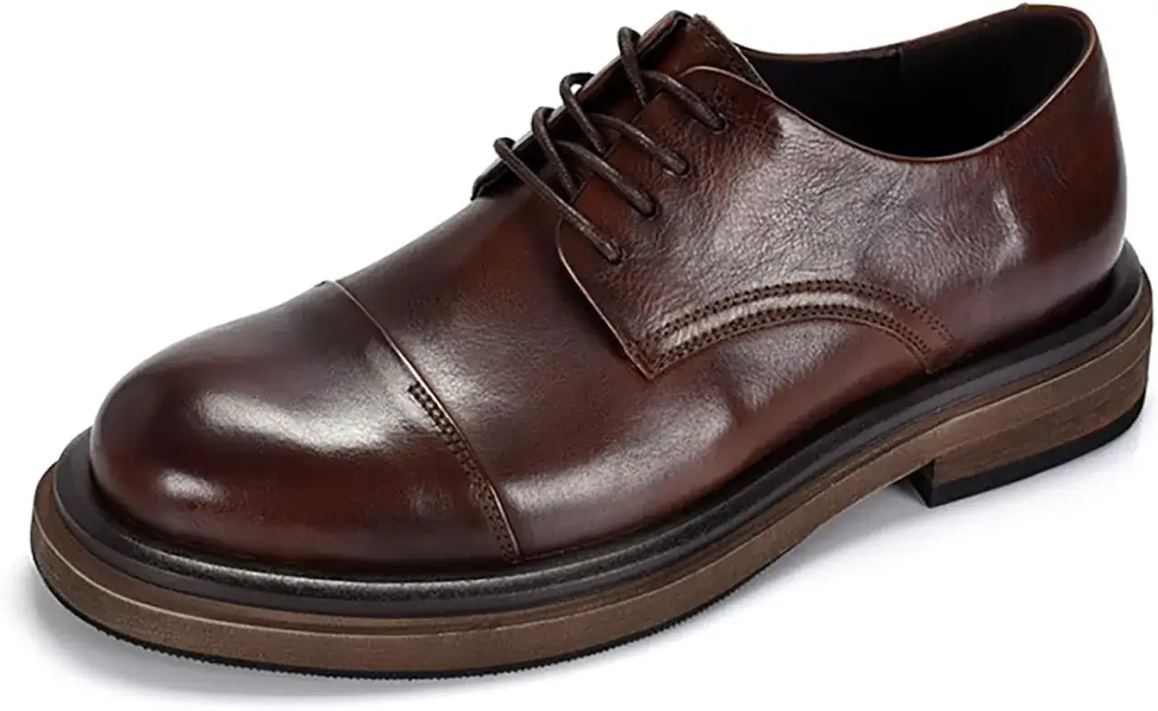 Scarpa stringata marrone in pelle, stile derby, con suola spessa e dettagli curati. Un classico intramontabile, più versatile di un oxford.