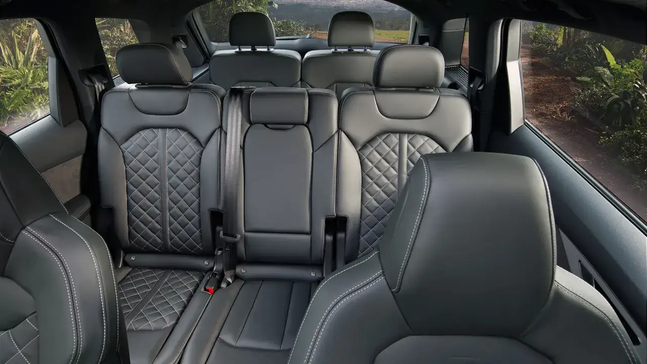 Wnętrze Audi Q7 2025: luksusowe, pikowane fotele z czarnej skóry, idealne na rodzinną podróż przez malownicze krajobrazy.