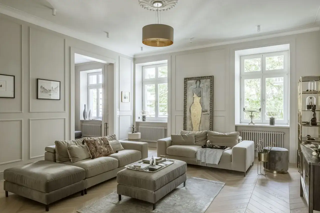 Elegancka ściana w salonie z sztukaterią i obrazem. Inspiracja, jak zrobić ścianę w salonie, by wyglądała stylowo.