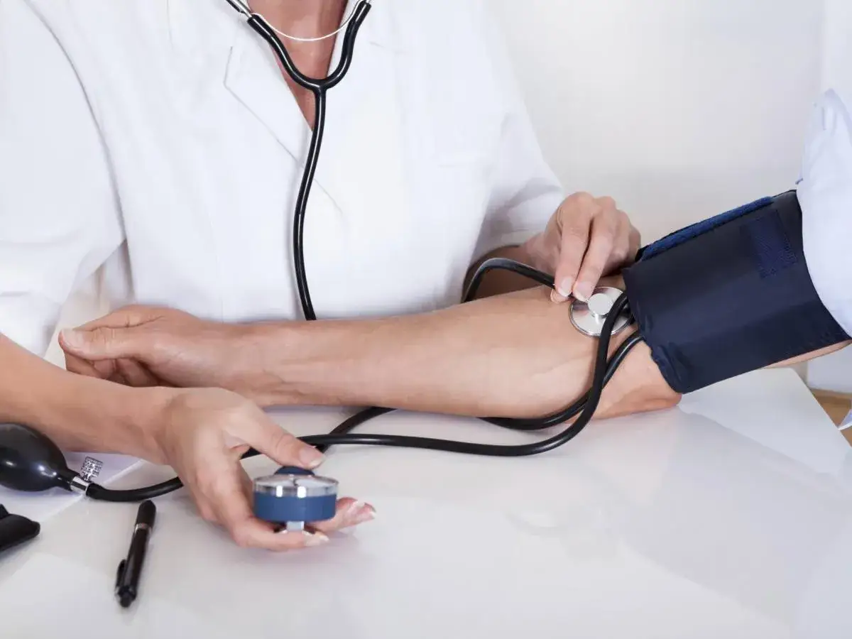 Medico misura la pressione arteriosa. &Egrave; importante monitorare come deve essere la pressione per la salute.