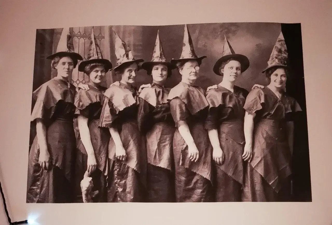 Sieben Frauen in Hexenkostümen, ein Blick auf die Ursprünge von Halloween.