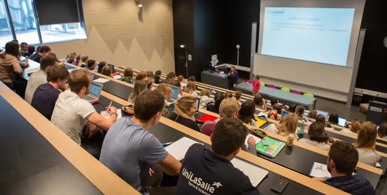 Amphithéâtre d'une école vétérinaire. Les étudiants écoutent un intervenant. Le prix de l'école vétérinaire de Rouen est un investissement pour leur avenir.