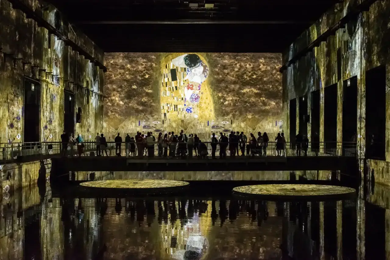 Un bassin des lumières projette