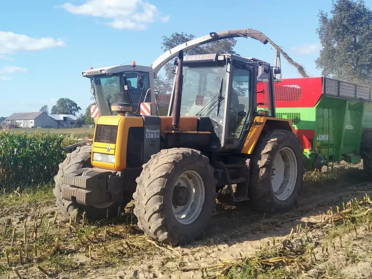 Żółty traktor Renault 12054 z przyczepą podczas żniw. Zastanawiasz się, jaki olej do silnika MWM Renault?