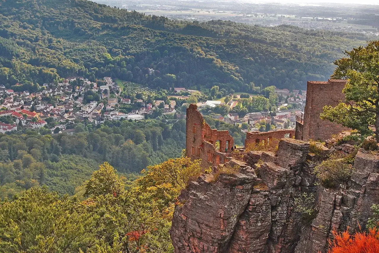 Ruiny zamku górują nad miasteczkiem w Baden-Baden, Niemcy. Malowniczy widok na dolinę i lasy.
