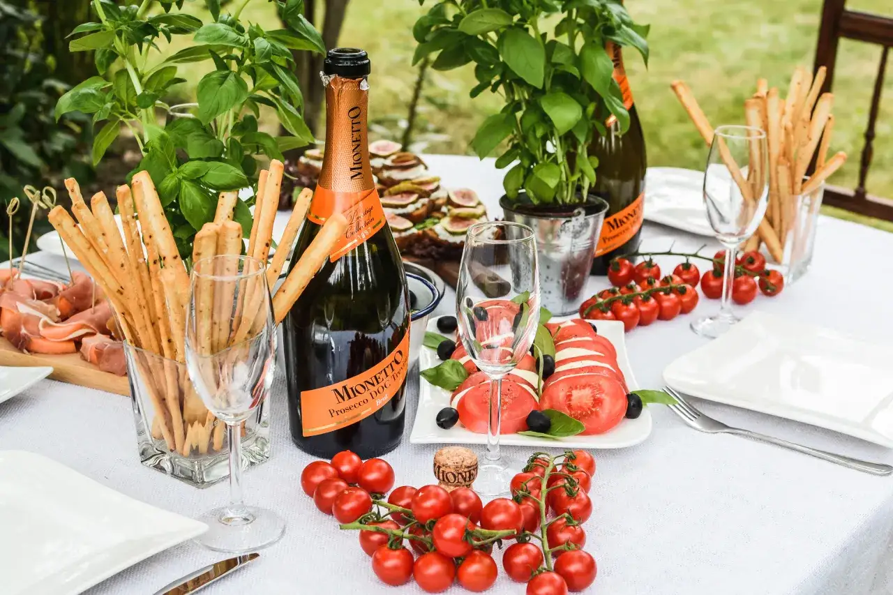 Wytrawne monoporcje: prosciutto, pomidorki, caprese i grissini. Idealne na letnie przyjęcie z prosecco.