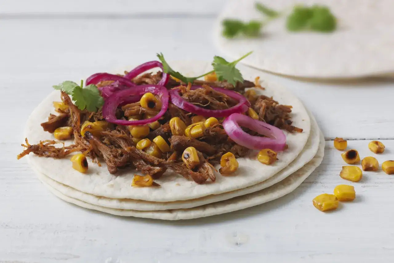 En taco med pulled pork, majs och r&ouml;dl&ouml;k. Den h&auml;r s&aring;sen till pulled pork &auml;r perfekt f&ouml;r tacos.